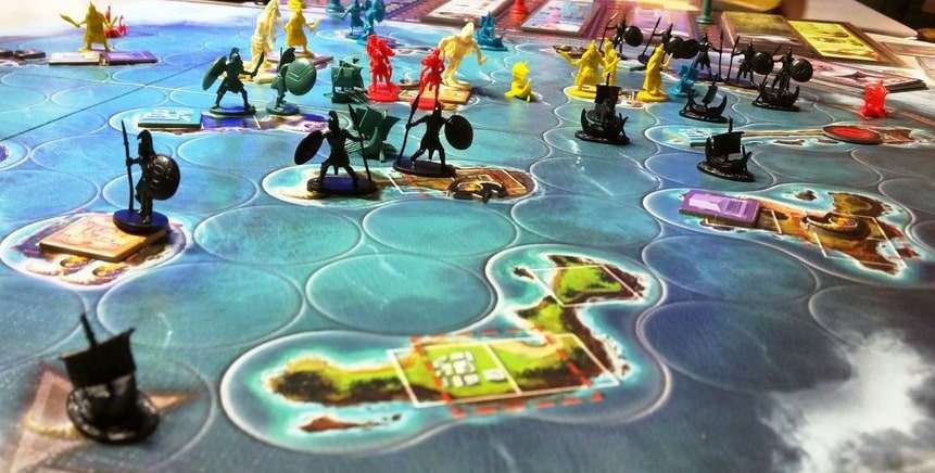Игровое поле с расставленными элементами настольной игры Киклады