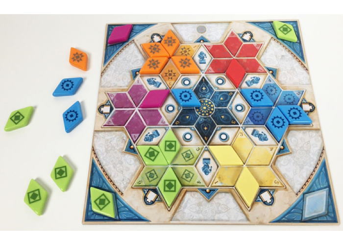 Планшет игрока с заполненными клетками настольной игры Азул. Летний дворец